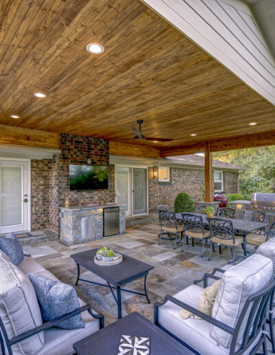 Professional landscaping service LawnScapes provides residential yard maintenance and seasonal lawn care solutions.